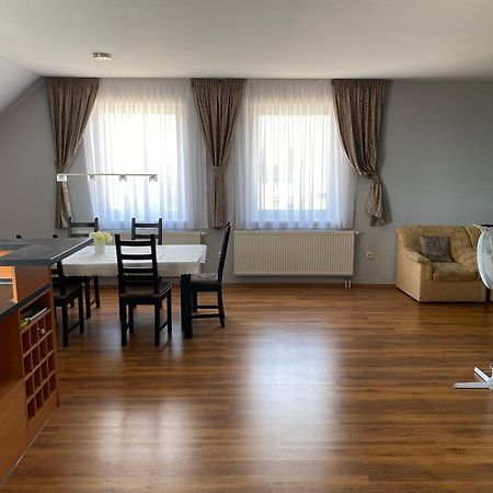 Spacious Apartment In Town Centre Nové Zámky Exteriör bild