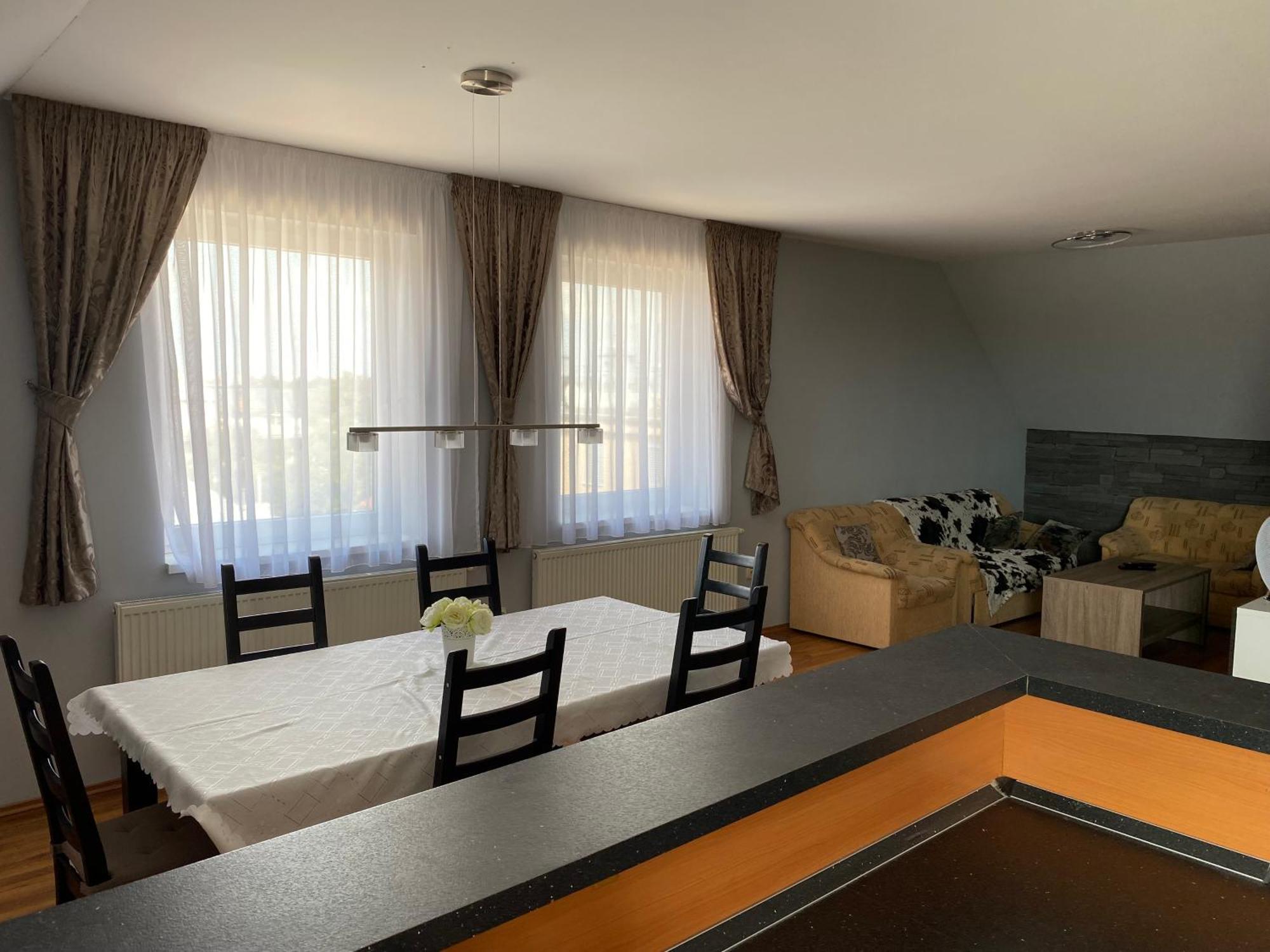 Spacious Apartment In Town Centre Nové Zámky Exteriör bild