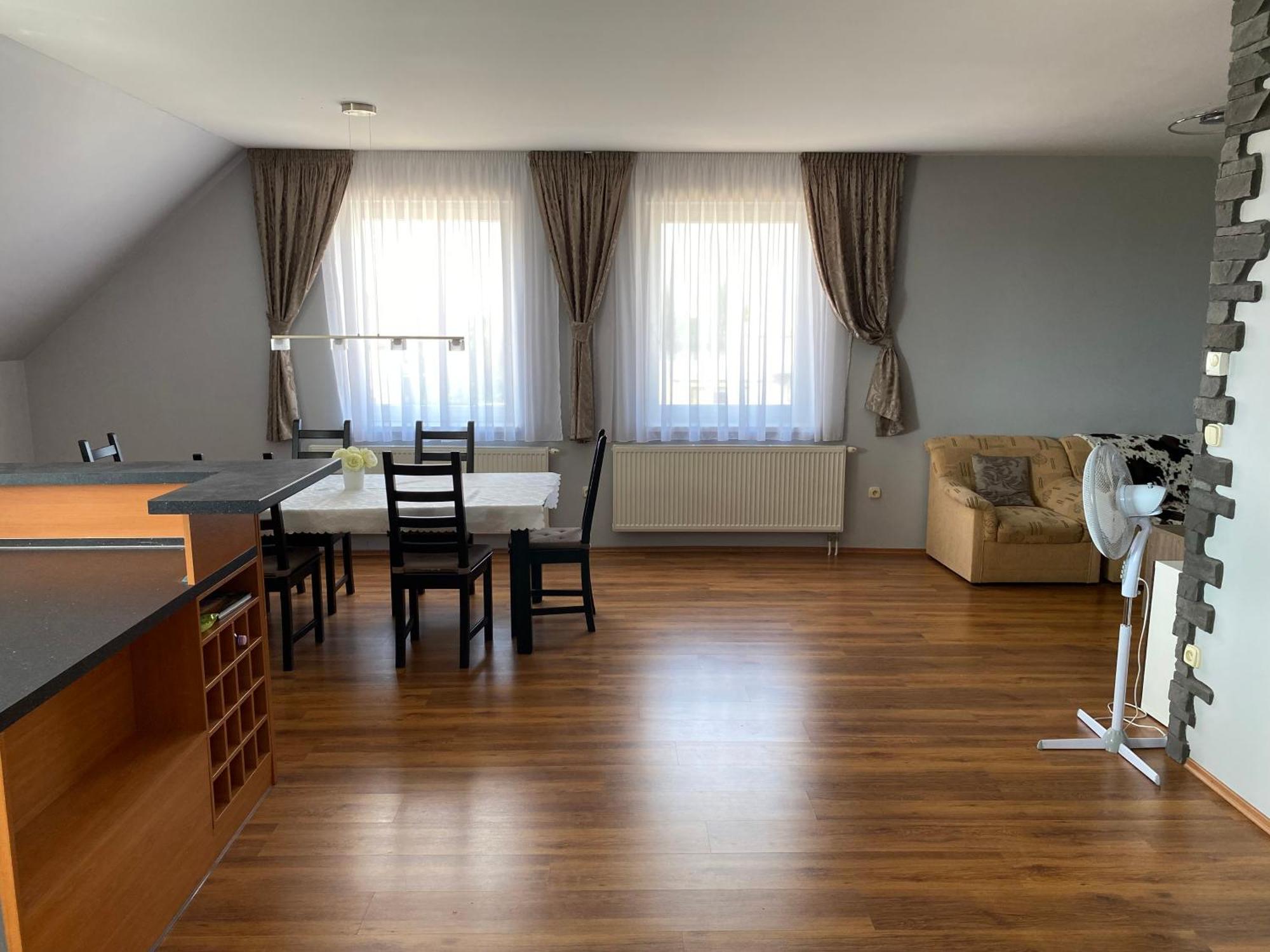 Spacious Apartment In Town Centre Nové Zámky Exteriör bild
