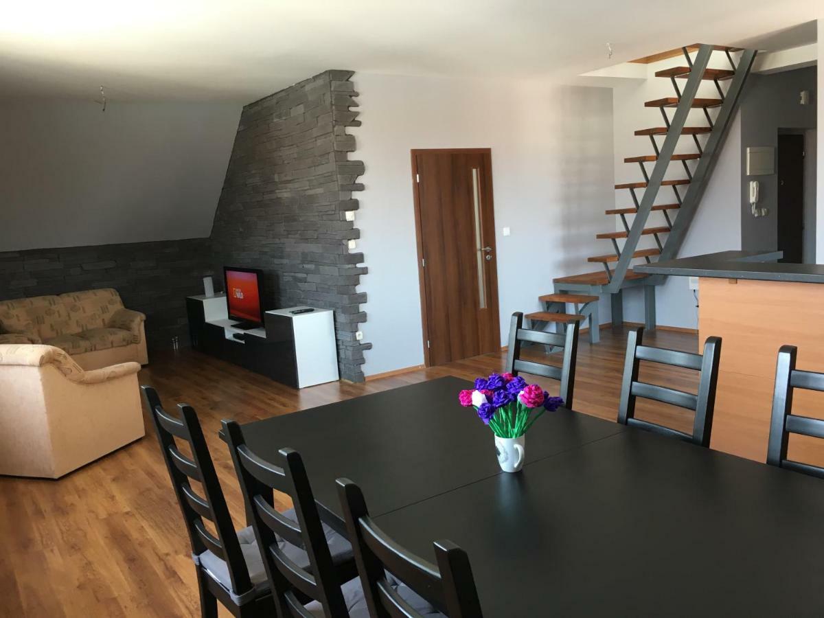 Spacious Apartment In Town Centre Nové Zámky Exteriör bild
