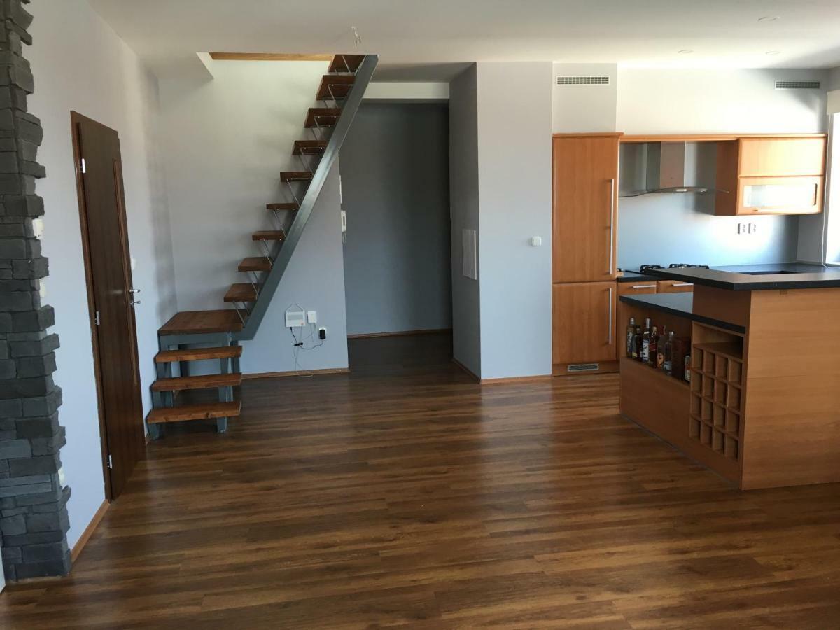 Spacious Apartment In Town Centre Nové Zámky Exteriör bild