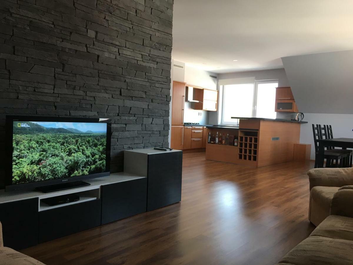 Spacious Apartment In Town Centre Nové Zámky Exteriör bild